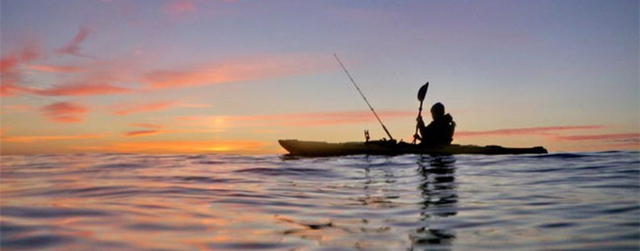 el placer de pescar a bordo de un kayak