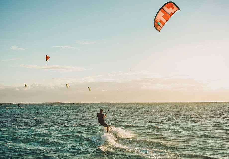 practicar kitesurf