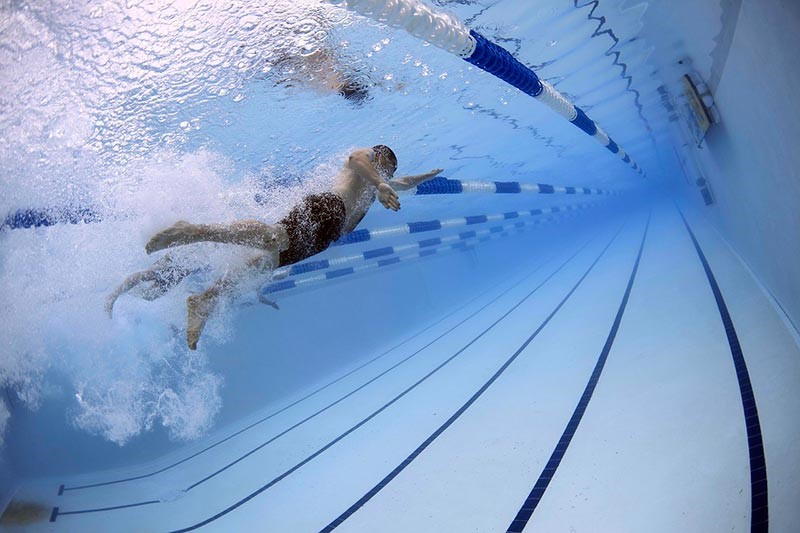 practicar natación