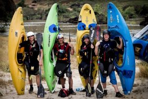 practicar kayaking como deporte acuático