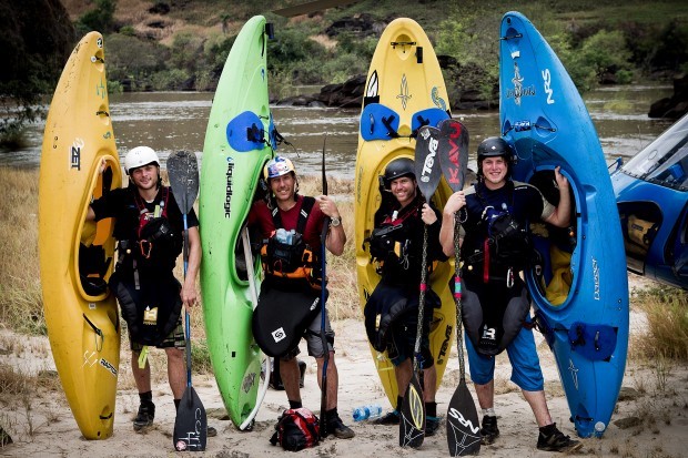 practicar kayaking como deporte acuático