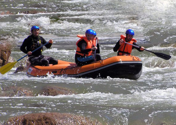 practicar rafting