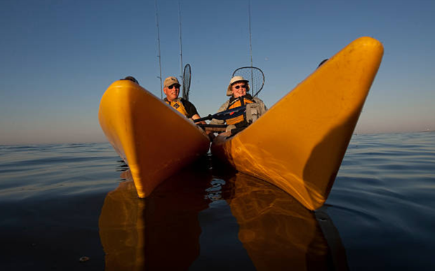 pescando desde kayak en pareja
